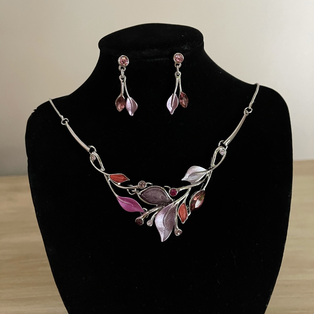 BEAUTIFUL Necklace+Earring set, gorgeous flora-inspired design, multiple colors!